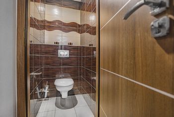 Samostatná toaleta - Pronájem bytu 3+1 v osobním vlastnictví 67 m², Praha 9 - Prosek