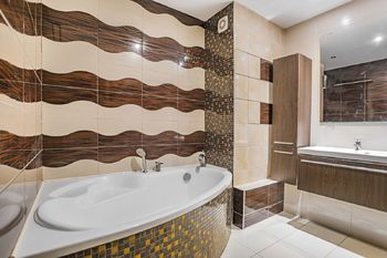 Koupelna s vanou - Pronájem bytu 3+1 v osobním vlastnictví 67 m², Praha 9 - Prosek