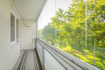Pohled z lodžie bytu - Pronájem bytu 3+1 v osobním vlastnictví 67 m², Praha 9 - Prosek