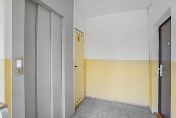 Vstupní chodba do bytu s komorou na patře - Pronájem bytu 3+1 v osobním vlastnictví 67 m², Praha 9 - Prosek