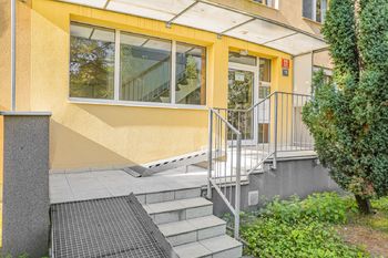 Vstup do domu - Pronájem bytu 3+1 v osobním vlastnictví 67 m², Praha 9 - Prosek