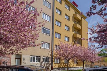Pohled na dům - Prodej bytu 3+1 v osobním vlastnictví 70 m², Brno 