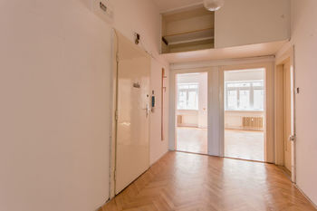Chodba s úložným prostorem - Prodej bytu 3+1 v osobním vlastnictví 70 m², Brno