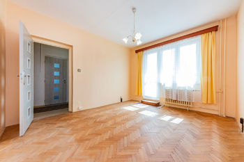 9. Třetí pokoj a vstup na lodžii - Pronájem bytu 3+1 v osobním vlastnictví 59 m², Beroun