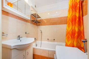 14. Koupelna s vanou a pračkou - Pronájem bytu 3+1 v osobním vlastnictví 59 m², Beroun