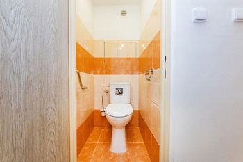 15. Samostatná toaleta - Pronájem bytu 3+1 v osobním vlastnictví 59 m², Beroun