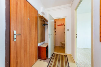 18. Vstup do bytu a komora v bytě - Pronájem bytu 3+1 v osobním vlastnictví 59 m², Beroun