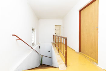 Chodba v patře se vstupem na půdu - Prodej domu 85 m², Vědomice