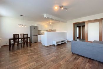 Obývací pokoj s kuchyní a jídelnou - Prodej bytu 4+kk v osobním vlastnictví 88 m², Praha 9 - Černý Most 