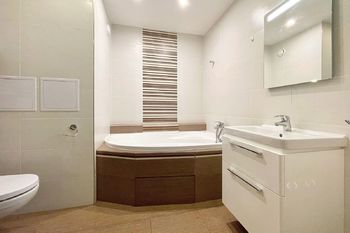 Koupelna s toaletou - Prodej bytu 4+kk v osobním vlastnictví 88 m², Praha 9 - Černý Most