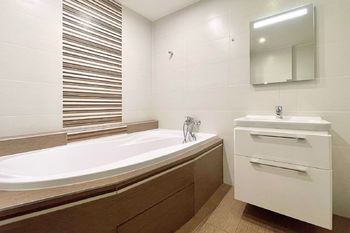 Koupelna s toaletou - Prodej bytu 4+kk v osobním vlastnictví 88 m², Praha 9 - Černý Most