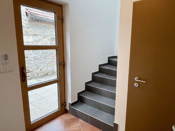 schodiště do patra - Pronájem domu 58 m², Hostouň