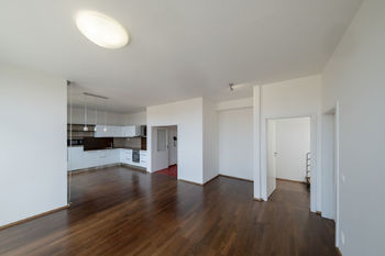 Obývací pokoj s kk - Prodej bytu 6+1 v osobním vlastnictví 157 m², Praha 7 - Holešovice
