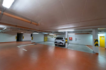 Parkovací stání 1 - Prodej bytu 6+1 v osobním vlastnictví 157 m², Praha 7 - Holešovice