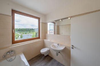 Koupelna s výhledem - Prodej bytu 6+1 v osobním vlastnictví 157 m², Praha 7 - Holešovice