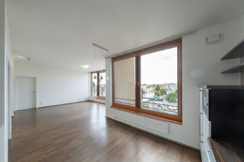 Obývací pokoj - Prodej bytu 6+1 v osobním vlastnictví 157 m², Praha 7 - Holešovice