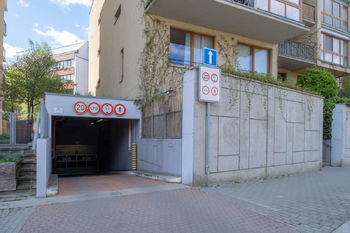 Podzemní garáže - Prodej bytu 6+1 v osobním vlastnictví 157 m², Praha 7 - Holešovice