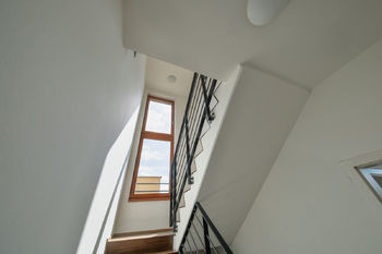 Schodiště - Prodej bytu 6+1 v osobním vlastnictví 157 m², Praha 7 - Holešovice