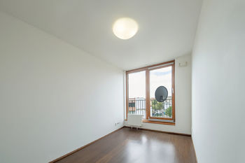 Pokoj v dolním patře - Prodej bytu 6+1 v osobním vlastnictví 157 m², Praha 7 - Holešovice