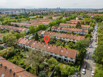 Pohled z ptačí perspektivy - lokalita  - Prodej domu 111 m², Praha 10 - Strašnice 