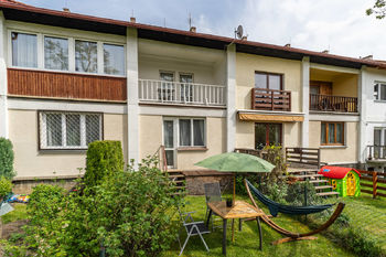 Pohled západní - zahrada - Prodej domu 111 m², Praha 10 - Strašnice