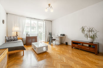 Obývací pokoj se vstupem na zahradu - Prodej domu 111 m², Praha 10 - Strašnice