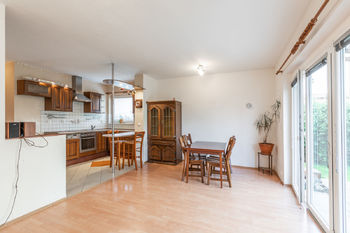 Obývací pokoj s kuchyňským koutem - Prodej domu 113 m², Milovice 