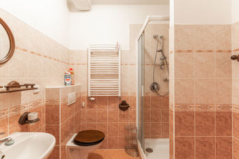 Koupelna v přízemí - Prodej domu 113 m², Milovice