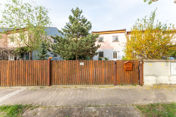 Před domem - Prodej domu 113 m², Milovice