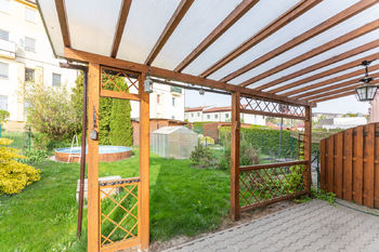 Pohled z pergoly do zahrady - Prodej domu 113 m², Milovice