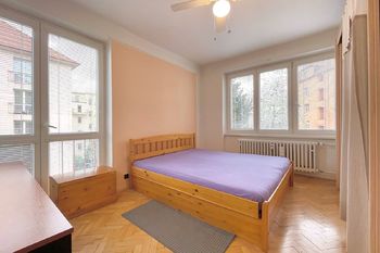 Skloněná ložnice - Prodej bytu 3+kk v osobním vlastnictví 55 m², Praha 9 - Vysočany