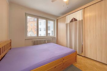 Skloněná ložnice - Prodej bytu 3+kk v osobním vlastnictví 55 m², Praha 9 - Vysočany