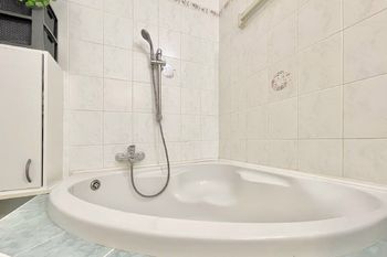 Skloněná koupelna - Prodej bytu 3+kk v osobním vlastnictví 55 m², Praha 9 - Vysočany