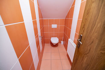 Samostatná toaleta patro - Prodej domu 127 m², Budíškovice