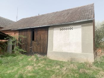 pohled na stodolu ze dvora  - Prodej chaty / chalupy 100 m², Mlečice