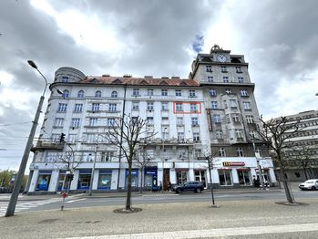 pohled na dům s označením oken - Pronájem bytu 3+kk v osobním vlastnictví, Plzeň