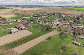 Pohled z dronu obec. - Prodej domu 122 m², Pluhův Žďár
