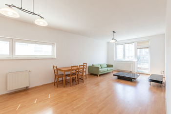 Obývací pokoj s kuchyňským koutem - Pronájem bytu 3+kk v osobním vlastnictví, Praha 9 - Vysočany 