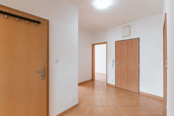 Spojovací chodba bytu - Pronájem bytu 3+kk v osobním vlastnictví, Praha 9 - Vysočany
