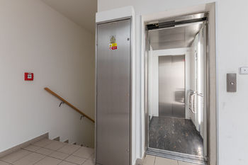 Společná chodba domu a výtah - Pronájem bytu 3+kk v osobním vlastnictví, Praha 9 - Vysočany