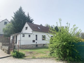 Pohled z ulice - Prodej domu 100 m², Praha 5 - Lochkov