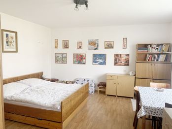 Pokoj v přízemí - Prodej domu 100 m², Praha 5 - Lochkov