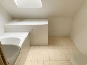 Koupelna v podkroví - Prodej domu 100 m², Praha 5 - Lochkov