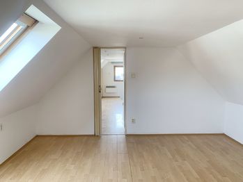 Pokoj v podkroví - Prodej domu 100 m², Praha 5 - Lochkov