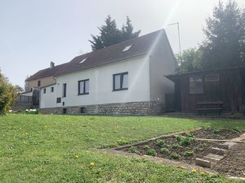Pohled ze zahrady - Prodej domu 100 m², Praha 5 - Lochkov