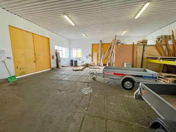 Interiér plechové haly B - Pronájem výrobních prostor 396 m², Strakonice