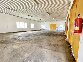 Interiér plechové haly B - Pronájem výrobních prostor 396 m², Strakonice