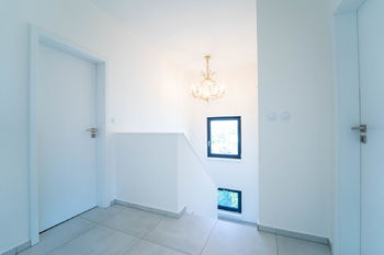 Chodba - pohled na schodiště - Prodej domu 122 m², Zdiby