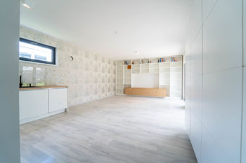 Obývací pokoj s kuchyňským koutem - pohled z haly - Prodej domu 122 m², Zdiby