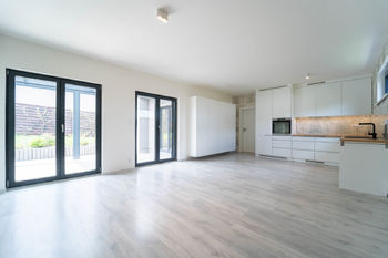 Obývací pokoj - pohled na kuchyňský kout - Prodej domu 122 m², Zdiby